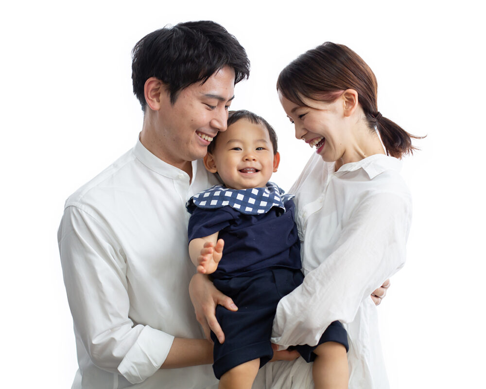 家族に囲まれて笑顔の1歳バースデーフォト（豊中市のフォトスタジオ）