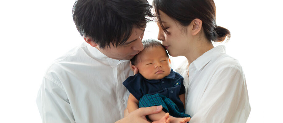 家族に囲まれてニューボーンフォト（豊中市のフォトスタジオ）