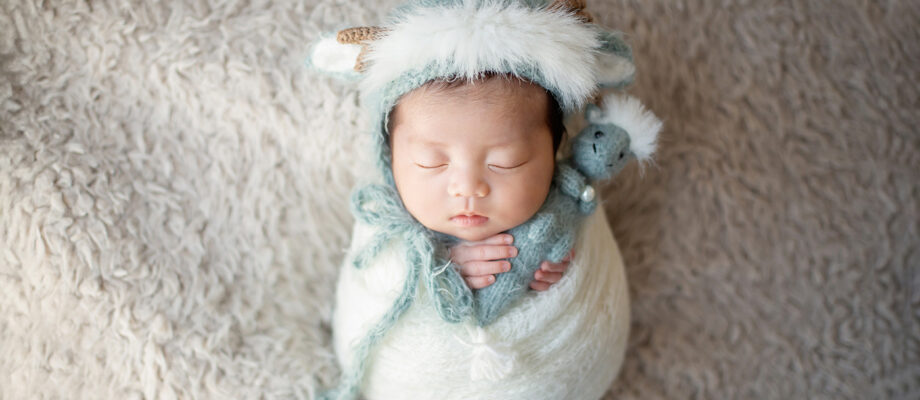 干支の飾りと一緒に赤ちゃんを包んで撮影したおひなまきのニューボーンフォト_ポテトサック（吹田のフォトスタジオふみる）