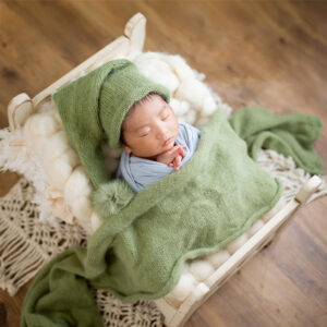 専用の小さなベッドですやすや眠る新生児フォト_ニューボーンフォト（吹田のフォトスタジオふみる）