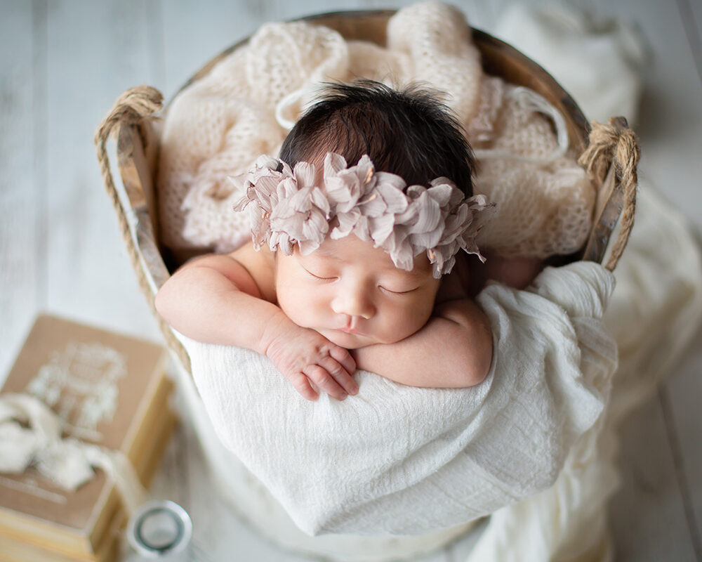 バケツで眠る新生児フォト_ニューボーンフォト_チンオンハンズ（吹田のフォトスタジオふみる）