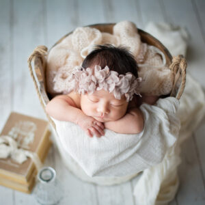 バケツで眠る新生児フォト_ニューボーンフォト_チンオンハンズ（吹田のフォトスタジオふみる）