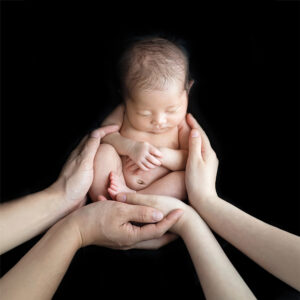 パパとママの手に包まれる赤ちゃんのニューボーンフォト（豊中市のふみる）