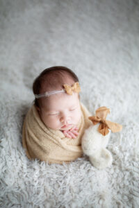 干支の飾りと一緒に赤ちゃんを包んで撮影したおひなまきのニューボーンフォト_ポテトサック（吹田のフォトスタジオふみる）