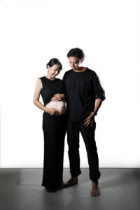 夫婦マタニティフォト_妊婦さんを柔らかい光で撮影したマタニティフォト_レンタルカジュアル衣装_吹田市のフォトスタジオふみる