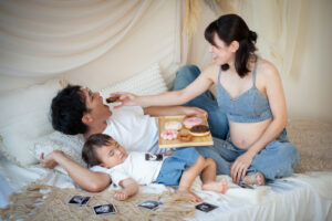 家族で_妊婦さんを柔らかい光で撮影したマタニティフォト_吹田・豊中フォトスタジオ