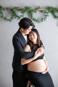 夫婦で_妊婦さんを柔らかい光で撮影したマタニティフォト_吹田・豊中フォトスタジオ