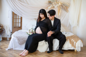 夫婦で手を繋ぐ_妊婦さんを柔らかい光で撮影したマタニティフォト_吹田・豊中フォトスタジオ