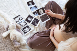 柔らかい光で撮影したマタニティフォト_おしゃれな小物フォト_吹田豊中フォトスタジオFumiruふみる