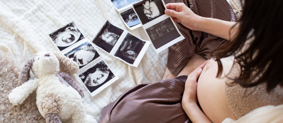 柔らかい光で撮影したマタニティフォト_おしゃれな小物フォト_吹田豊中フォトスタジオFumiruふみる