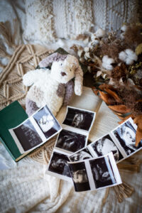 柔らかい光で撮影したマタニティフォト_おしゃれな小物フォト_吹田豊中フォトスタジオFumiruふみる