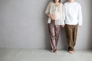 夫婦で手を繋ぐ_妊婦さんを柔らかい光で撮影したマタニティフォト_吹田・豊中フォトスタジオ