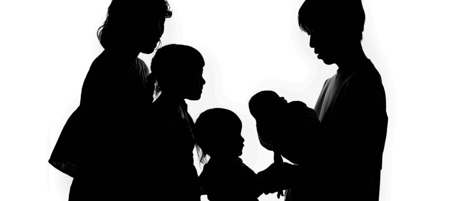 パパに抱っこされ、お姉ちゃん達に見守られている赤ちゃんのニューボーンフォト_家族写真（豊中市のふみる）