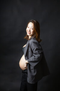 黒背景でかっこいい雰囲気_笑顔のマタニティフォト_吹田・豊中フォトスタジオFumiru(ふみる)｜かっこいい系マタニティフォト