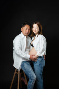 黒背景でかっこいい雰囲気_笑顔のマタニティフォト_吹田・豊中フォトスタジオ｜かっこいい系マタニティフォト