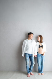 夫婦で手を繋ぐ_妊婦さんを柔らかい光で撮影したマタニティフォト_吹田・豊中フォトスタジオ