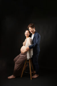 黒背景でかっこいい雰囲気_笑顔のマタニティフォト_吹田・豊中フォトスタジオ