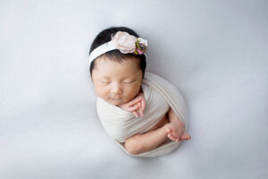 新生児の赤ちゃんが眠っている姿を自然光で撮影したニューボーンフォト（吹田市）