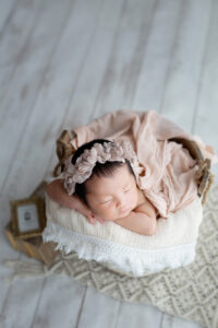 新生児の赤ちゃんがバケツの中で眠っている姿を撮影したニューボーンフォト_チンオンハンズ（吹田市）