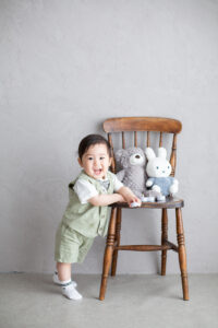 つかまり立ちが嬉しい_笑顔の1歳バースデーフォト（豊中市のフォトスタジオ）
