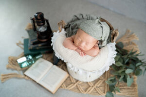 新生児フォト_ニューボーンフォト_チンオンハンズ（吹田のフォトスタジオふみる）