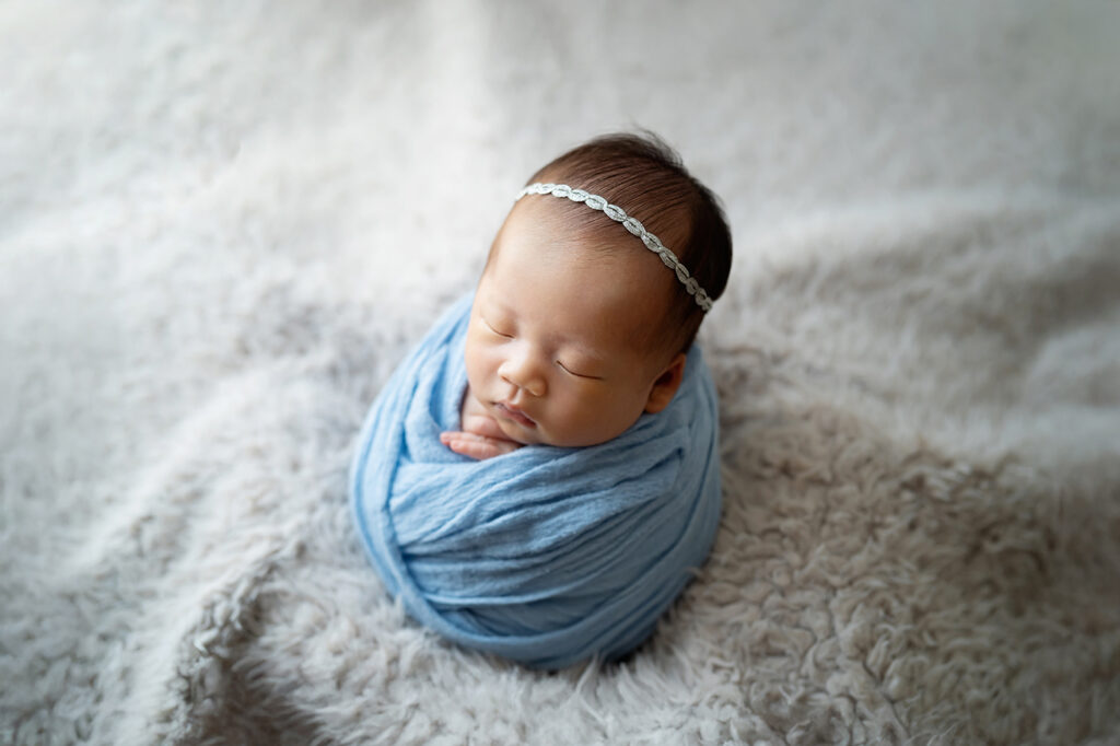 生後10日の赤ちゃんを包んで撮影したおひなまきのニューボーンフォト_ポテトサック（吹田のフォトスタジオふみる）
