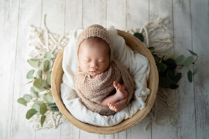 生後10日の男の子赤ちゃんニューボーンフォト_足見えおくるみ（吹田のフォトスタジオふみる）