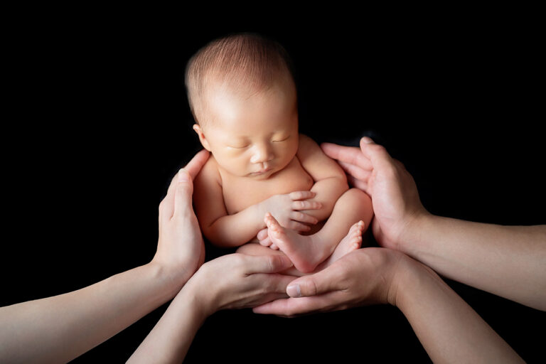 生後10日の男の子赤ちゃんニューボーンフォト_パパママの手に包まれて（吹田のフォトスタジオふみる）