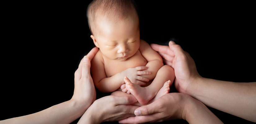 生後10日の男の子赤ちゃんニューボーンフォト_パパママの手に包まれて（吹田のフォトスタジオふみる）