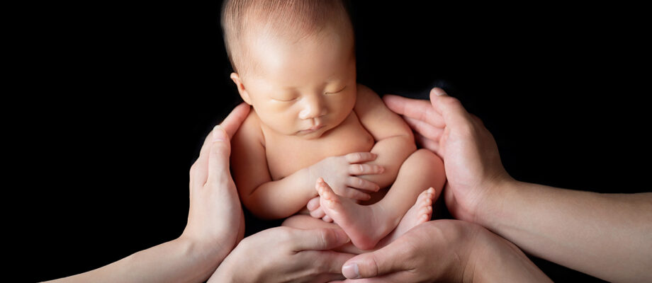 生後10日の男の子赤ちゃんニューボーンフォト_パパママの手に包まれて（吹田のフォトスタジオふみる）