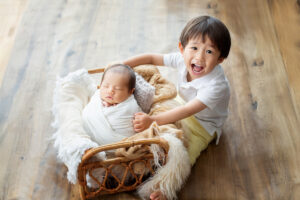 大阪北摂吹田のフォトスタジオFumiruで残すニューボーンフォト_兄弟写真｜助産師・理学療法士から学んだフォトグラファー