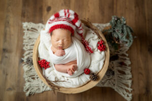 大阪北摂吹田のフォトスタジオFumiruで残すニューボーンフォト_クリスマスコーデ｜助産師・理学療法士から学んだフォトグラファー