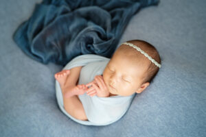 男の子赤ちゃんニューボーンフォト_ブルーコーデ_シンプル_スパインカール（大阪 北摂 吹田のフォトスタジオふみる）