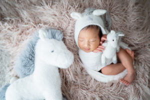 女の子赤ちゃんニューボーンフォト_生まれた干支の午コーデ（吹田のフォトスタジオふみる）