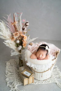 女の子赤ちゃんニューボーンフォト_バケツであごのせポーズ_チンオンハンズ（吹田のフォトスタジオふみる）