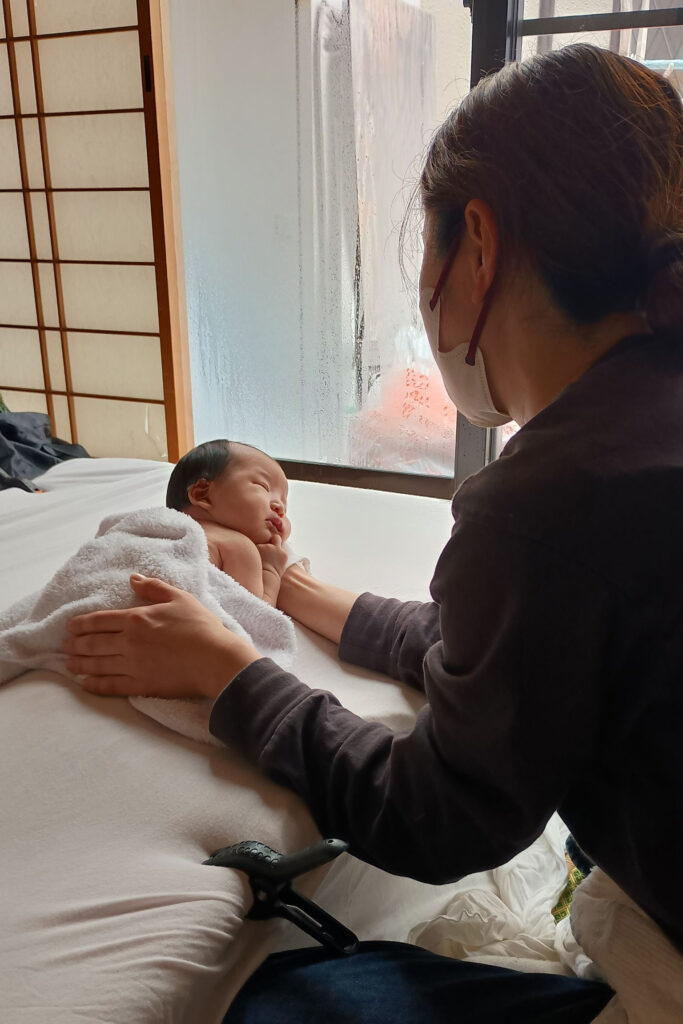 ニューボーンフォト_撮影の様子_お客様提供写真（吹田のフォトスタジオふみる）