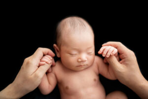 生後10日の男の子赤ちゃんニューボーンフォト_黒背景はだかんぼ（吹田のフォトスタジオふみる）
