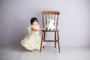 大阪お誕生日撮影｜吹田の1日2組限定プライベートフォトスタジオで残す、バースデーフォト｜1歳女の子掴まり立ち