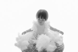 大阪お誕生日撮影｜吹田の1日2組限定プライベートフォトスタジオで残す、バースデーフォト｜1歳女の子モノクロ