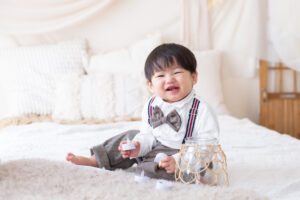 大阪お誕生日撮影｜吹田の1日2組限定プライベートフォトスタジオで残す、バースデーフォト｜1歳男の子にこにこ