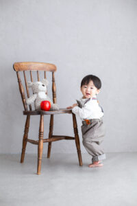 大阪お誕生日撮影｜吹田の1日2組限定プライベートフォトスタジオで残す、バースデーフォト｜1歳男の子掴まり立ち
