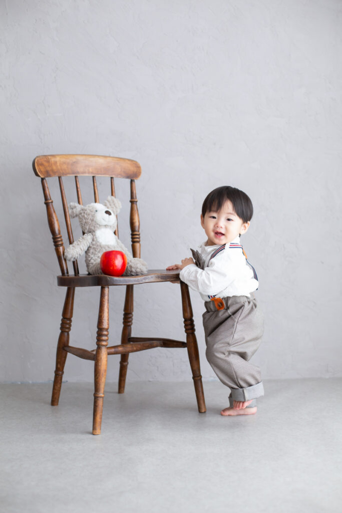 大阪お誕生日撮影｜吹田の1日2組限定プライベートフォトスタジオで残す、バースデーフォト｜1歳男の子掴まり立ち