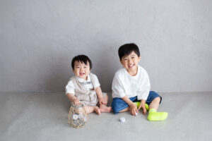 大阪お誕生日撮影｜吹田の1日2組限定プライベートフォトスタジオで残す、バースデーフォト｜1歳男の子とお兄ちゃん｜兄弟フォト追加料金なし