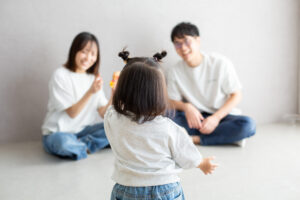 大阪お誕生日撮影｜吹田の1日2組限定プライベートフォトスタジオで残す、バースデーフォト｜1歳女の子パパとママ