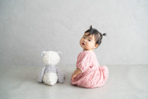 大阪お誕生日撮影｜吹田の1日2組限定プライベートフォトスタジオで残す、バースデーフォト｜1歳女の子とファーストトイ